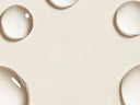 Gouttes de soin sur fond beige Maison Sahéo